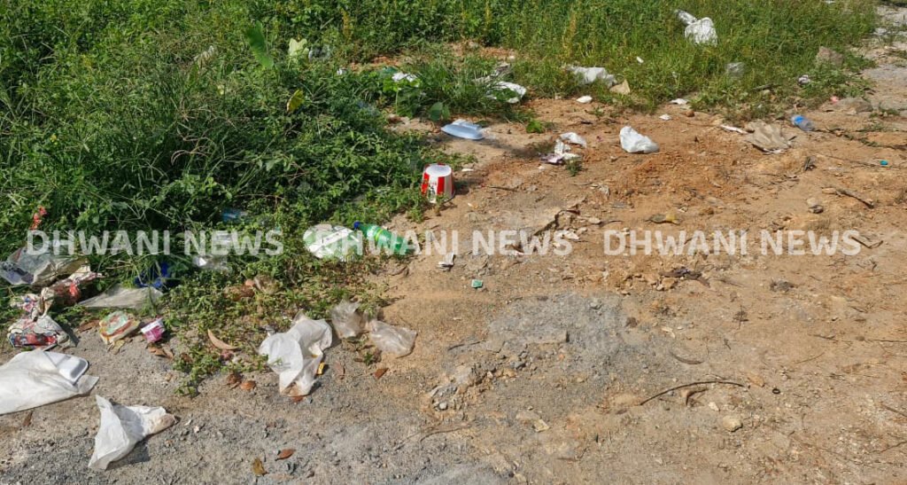 ರಸ್ತೆ ಬದಿಯಲ್ಲಿನ ಪ್ಲಾಸ್ಟಿಕ್ ತ್ಯಾಜ್ಯಗಳು